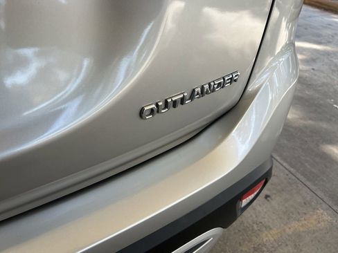 Used 2019 Mitsubishi Outlander ES image 17