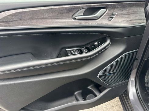 Used 2021 Jeep Grand Cherokee L Overland image 21