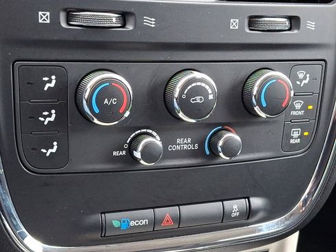 Used 2013 Dodge Grand Caravan SXT w/ UConnect Hands-Free Group image 26