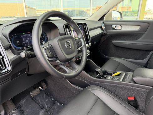 Used 2025 Volvo XC40 B5 Core w/ Climate Package image 32