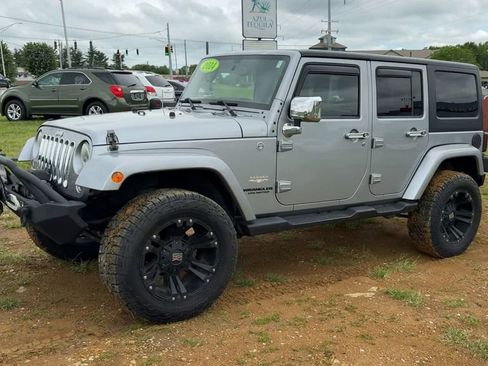 Used 2014 Jeep Wrangler Unlimited Sahara w/ Connectivity Group AWD/4WD image 3
