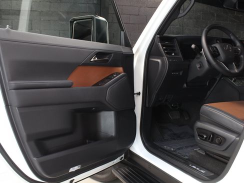 Used 2024 Lexus GX 550 w/ Cold Area Package AWD/4WD image 30