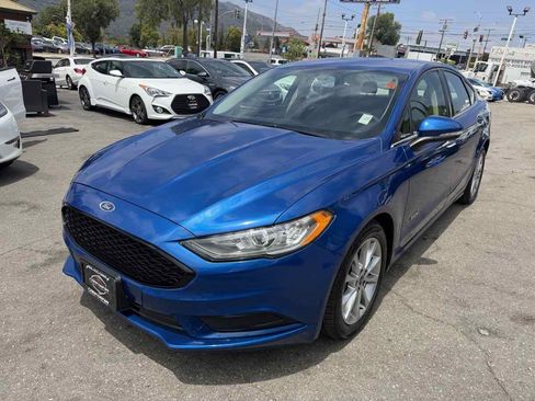 Used 2017 Ford Fusion SE FWD image 3