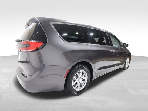 Used 2023 Chrysler Pacifica Touring-L image 4