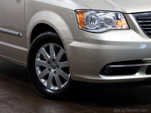 Used 2015 Chrysler Town & Country Touring FWD image 3
