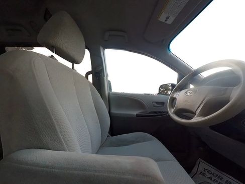 Used 2014 Toyota Sienna LE image 26