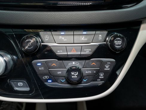 Used 2024 Chrysler Pacifica Touring-L image 21