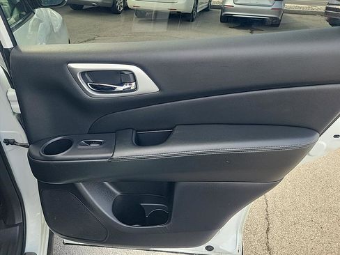 Used 2019 Nissan Pathfinder SV w/ SV Tech Package image 23