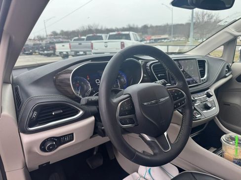 Used 2022 Chrysler Pacifica Limited image 3