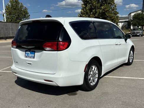 Used 2023 Chrysler Voyager LX FWD image 6