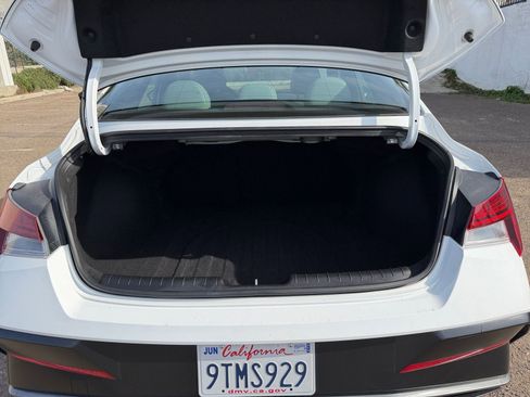 Used 2025 Hyundai Elantra Limited image 31