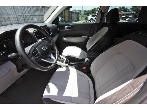Certified 2025 Hyundai Venue SEL FWD image 15