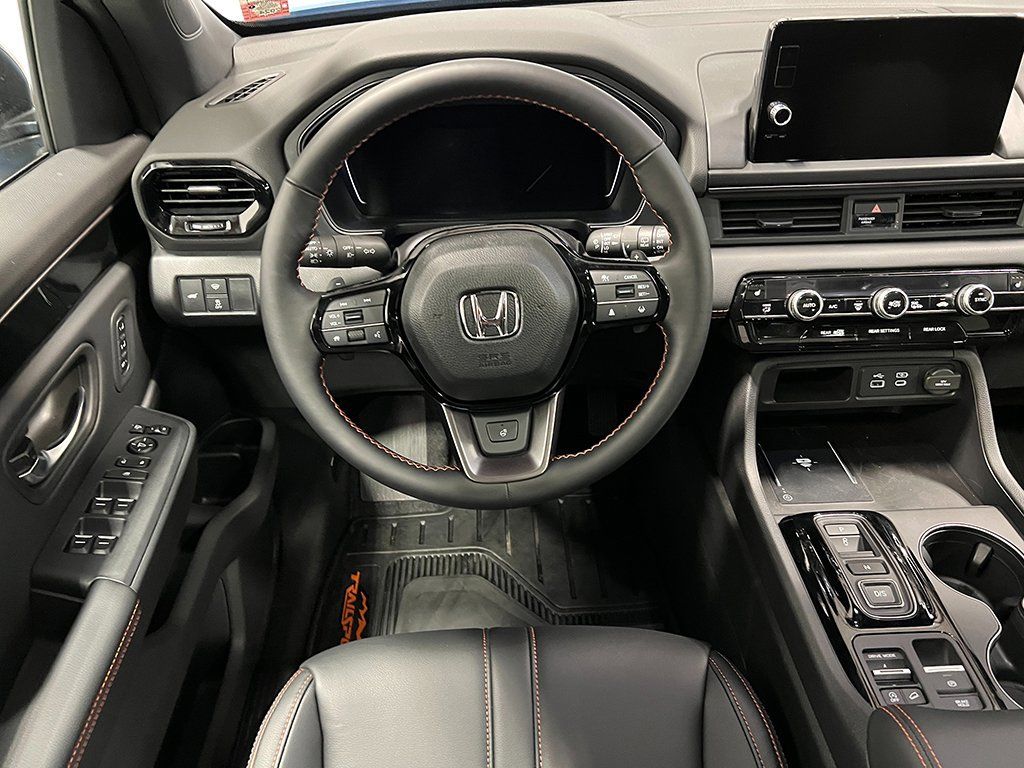 Used 2025 Honda Pilot TrailSport image 12