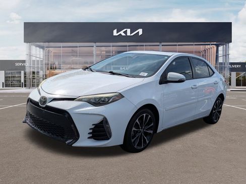 Used 2018 Toyota Corolla SE w/ SE Premium Package FWD image 6