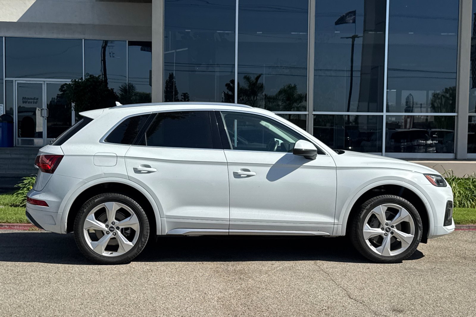 Used 2021 Audi Q5 2.0T Premium Plus w/ Premium Plus Package AWD/4WD image 4