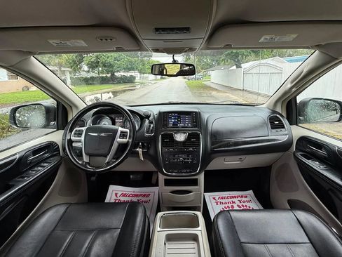 Used 2016 Chrysler Town & Country Touring image 12