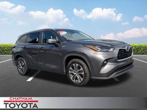 Certified 2024 Toyota Highlander XLE FWD image 1
