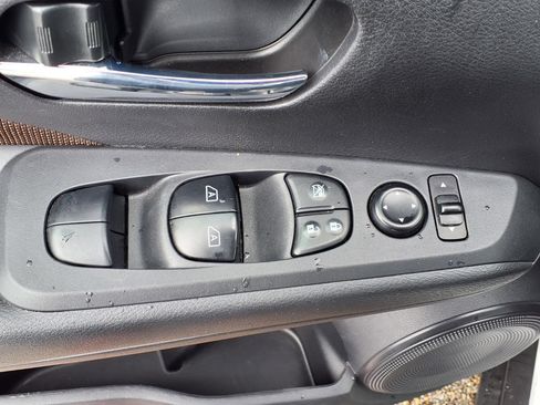 Used 2024 Nissan Kicks SR FWD image 12