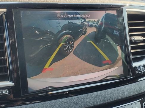 Used 2024 Chrysler Pacifica Touring-L FWD image 18