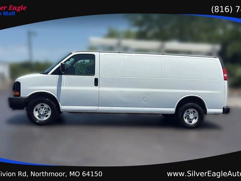 Used 2014 Chevrolet Express 2500 Extended RWD image 2