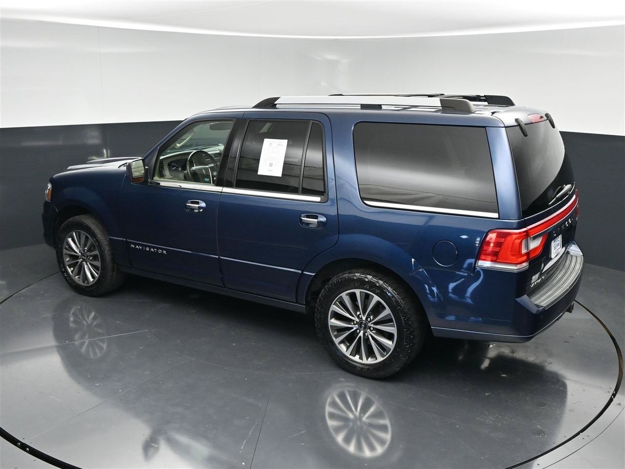 Used 2017 Lincoln Navigator Select AWD/4WD image 26