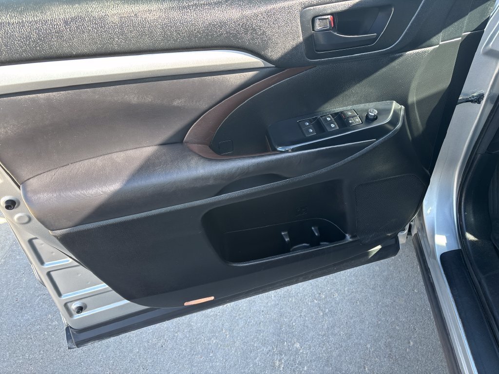 Used 2018 Toyota Highlander Plus AWD/4WD image 10