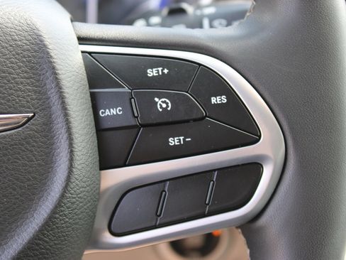 Used 2022 Chrysler Voyager LX FWD image 21