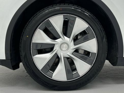 Used 2023 Tesla Model Y Long Range image 9