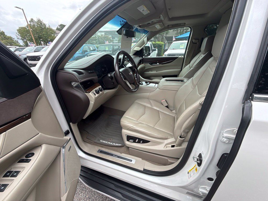 Used 2017 Cadillac Escalade Luxury AWD/4WD image 15