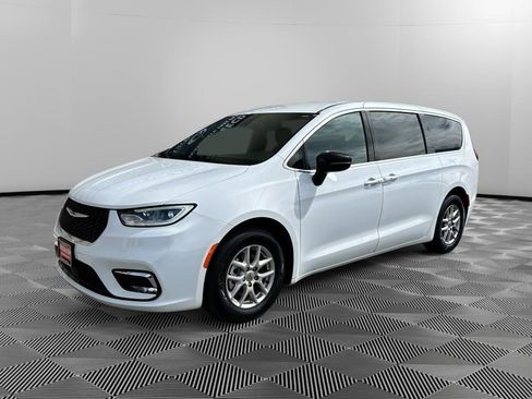 Used 2025 Chrysler Pacifica Select FWD image 1