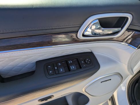 Used 2018 Jeep Grand Cherokee Summit image 10