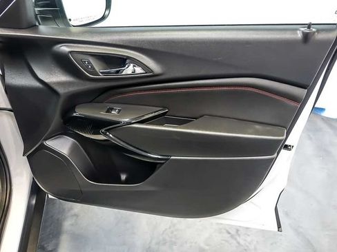 Used 2025 Chevrolet Trax RS w/ Sunroof Package FWD image 29