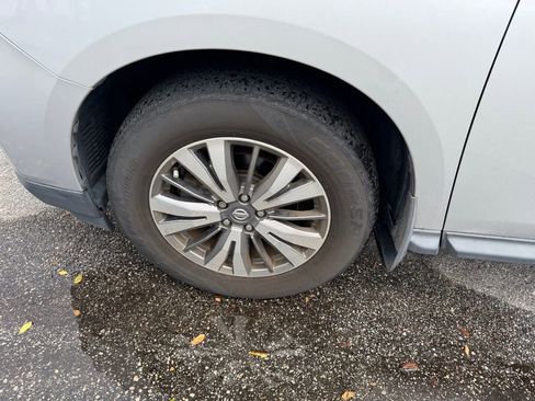 Used 2019 Nissan Pathfinder S image 10