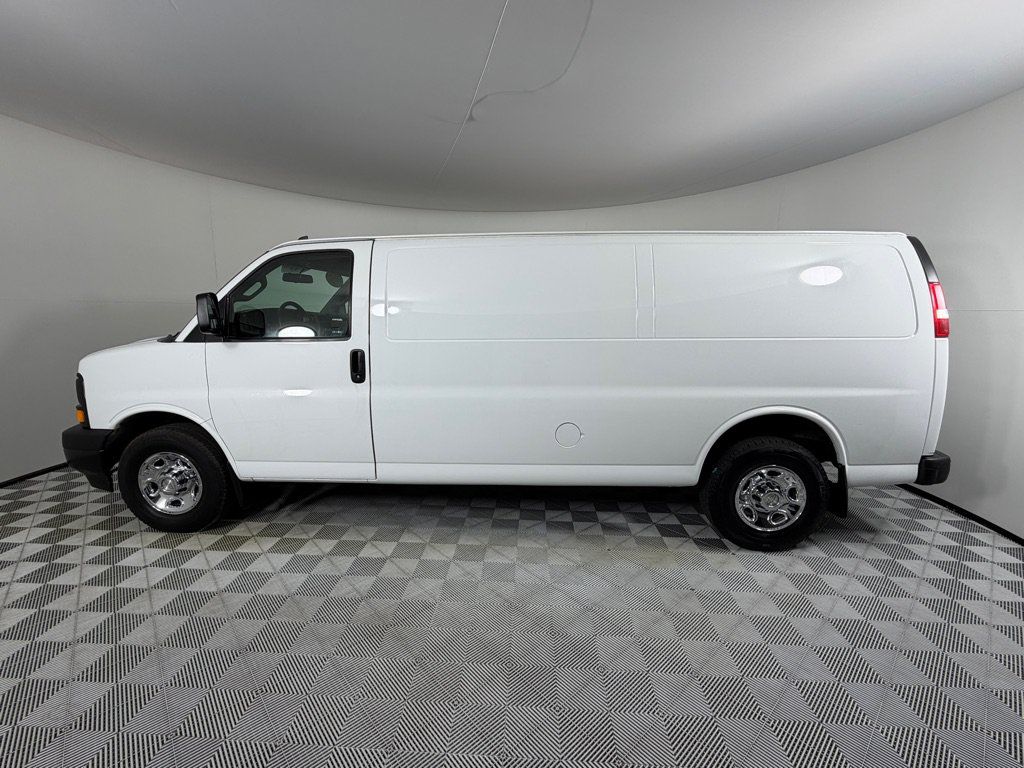 Used 2017 Chevrolet Express 3500 Extended RWD image 8