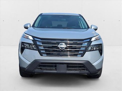 Used 2024 Nissan Rogue SV image 2