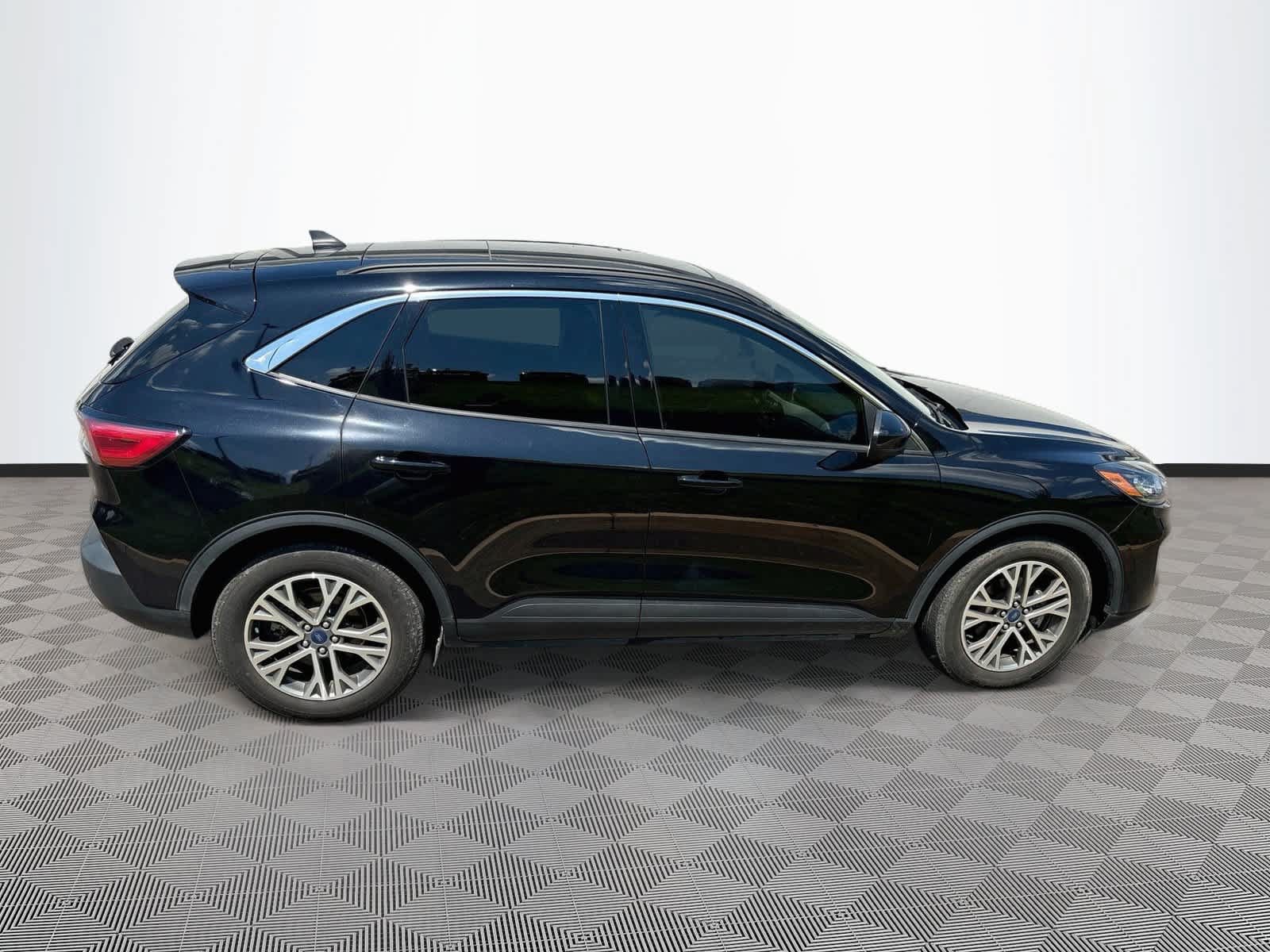 Used 2022 Ford Escape SEL w/ Technology Package FWD image 4