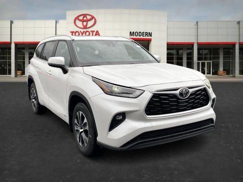 Certified 2025 Toyota Highlander XLE image 3