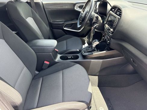 Used 2023 Kia Soul LX w/ LX Technology Package FWD image 19