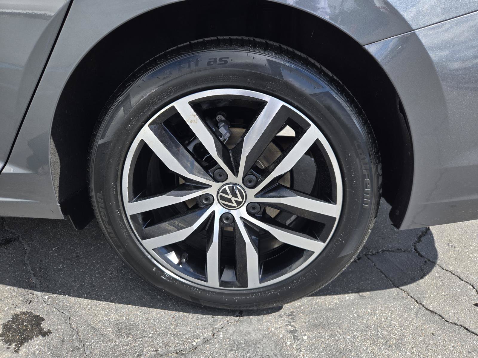 Used 2025 Volkswagen Jetta SE FWD image 33