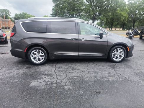 Used 2018 Chrysler Pacifica Touring-L Plus FWD image 6