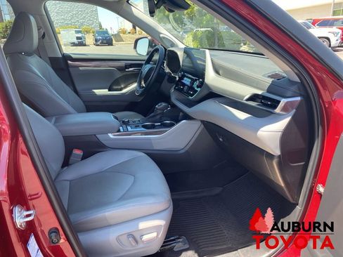 Used 2022 Toyota Highlander Platinum AWD/4WD image 17