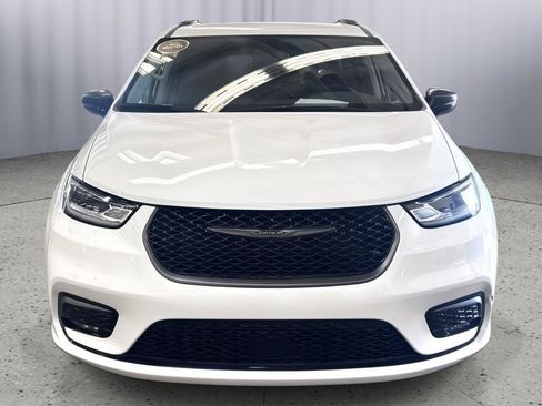 Used 2024 Chrysler Pacifica Touring-L w/ Road Tripper Package AWD/4WD image 9