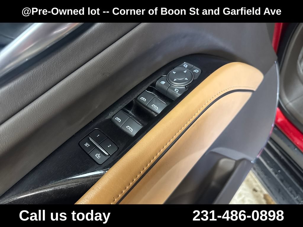 Used 2021 Cadillac Escalade Premium Luxury AWD/4WD image 16