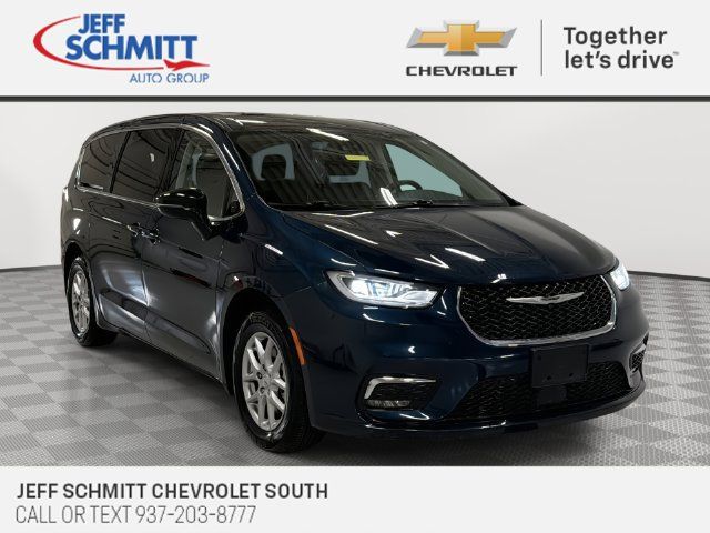 Used 2024 Chrysler Pacifica Touring-L FWD image 1