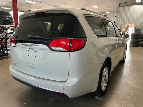 Used 2017 Chrysler Pacifica Touring-L w/ Tire & Wheel Group FWD image 6