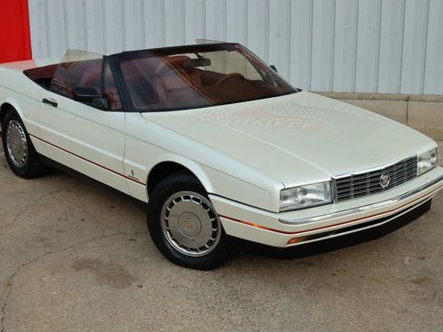 Used 1990 Cadillac Allante FWD image 2