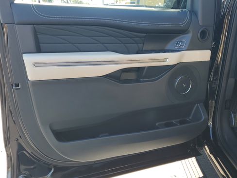 Used 2024 Ford Expedition Platinum image 20