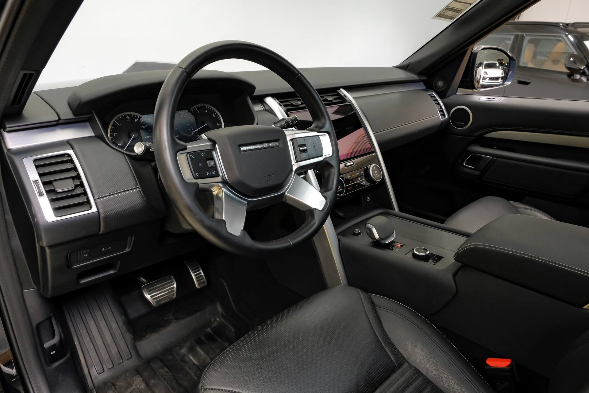 Used 2023 Land Rover Discovery S R-Dynamic AWD/4WD image 3