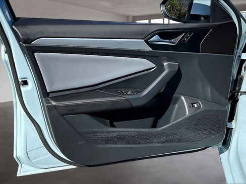 Used 2025 Volkswagen Jetta SE w/ Black Wheel Package image 22