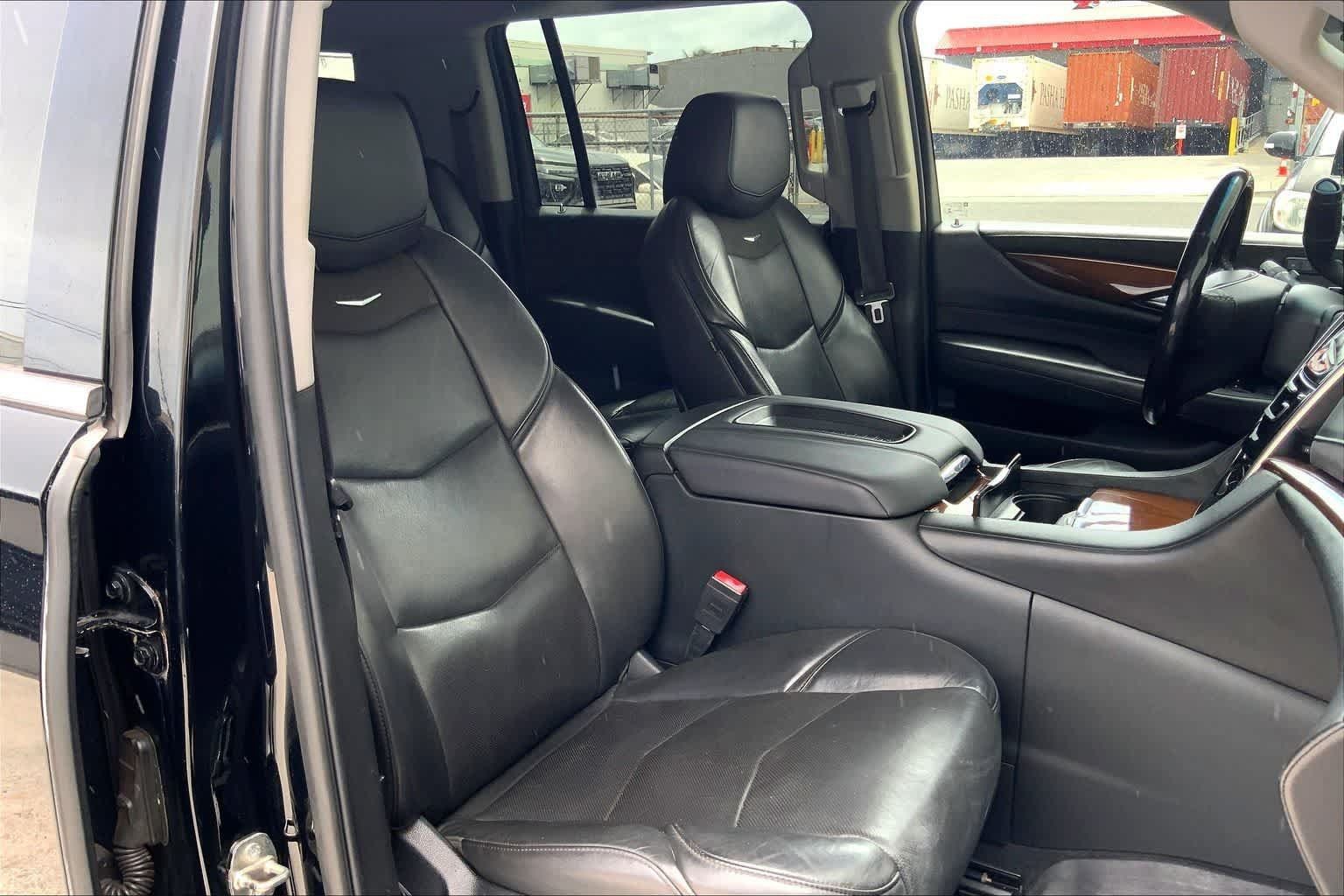 Used 2019 Cadillac Escalade ESV Luxury AWD/4WD image 13